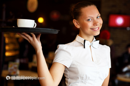 白色衬衫与优雅托盘的协奏 记一位女服务员