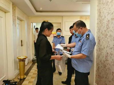 看会东 全覆盖排查进口冻虾 筑牢餐饮服务安全防线