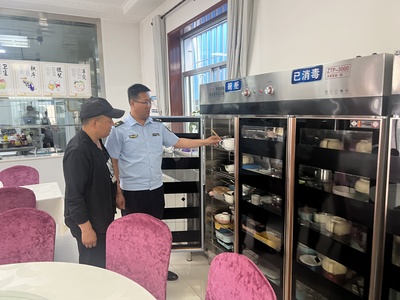 甘州区东北郊市场监管所开展餐饮具洗消保洁专项检查，守护舌尖安全